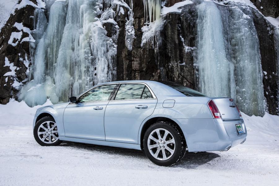  Chrysler 300C Glacier Edition 2013 года  (фото 29 из 31)